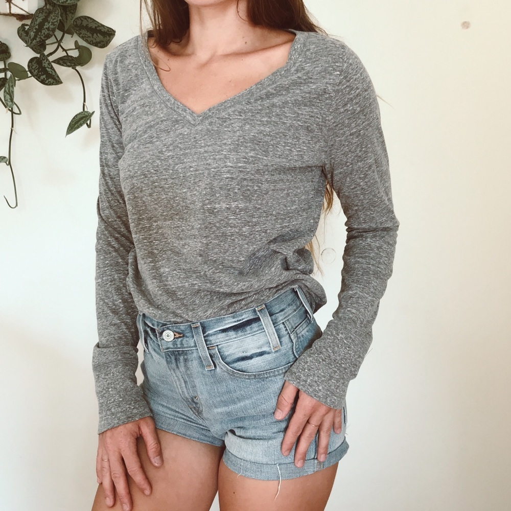 Gray V-neck Long-sleeved tee